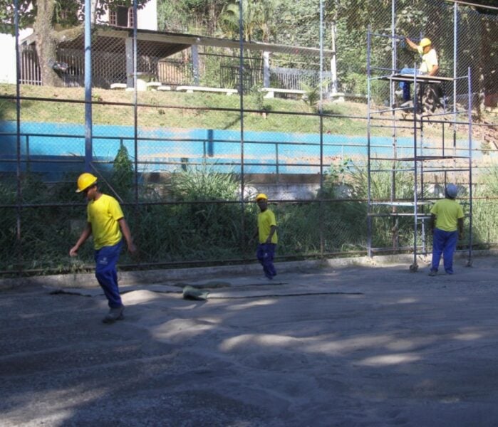 Construção de campo esportivo e reforma de quadra modernizam bairros de BM