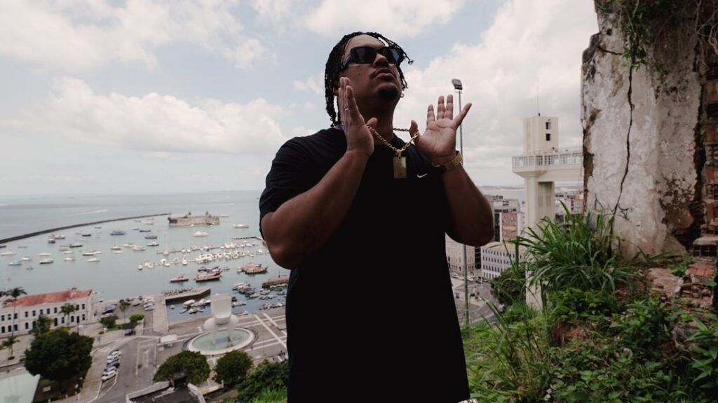 Klisman transforma o Centro Histórico de Salvador em manifesto pessoal no álbum “CHTC?”