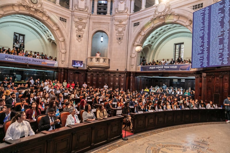 Estudantes do Estado do Rio tomam posse no Parlamento Juvenil da Alerj