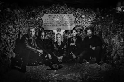 Queens Of The Stone Age lança filme-concerto gravado dentro de catacumba em Paris – assista