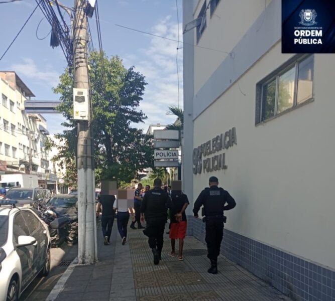 Homem e adolescentes são detidos suspeitos de consumirem drogas em VR