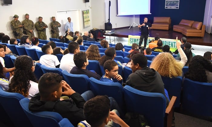 Alunos de Angra participam de seminário de segurança pública