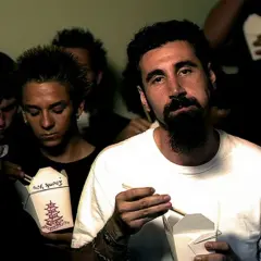 Genial: mash-up de System of a Down com Britney Spears conquista até baixista da banda