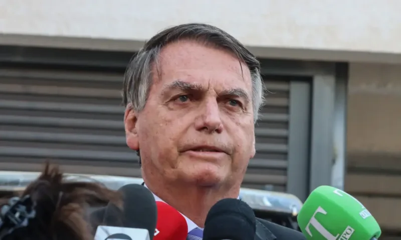 PF cumpre mandados na casa de Bolsonaro e Moraes impõe tornozeleira eletrônica