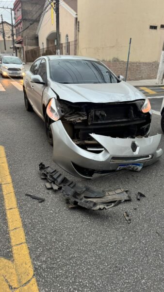 VR: Motoqueiro fica ferido após ser arremessado em acidente com carro