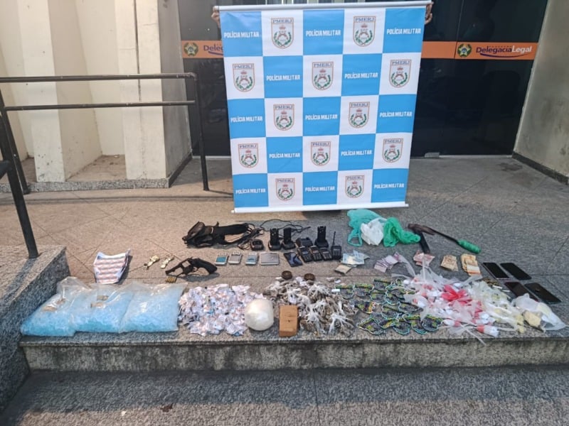 Mulher é presa com armas e drogas em Resende