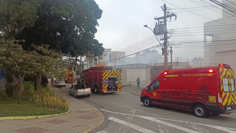 [VÍDEO] VR: Incêndio atinge prédio desativado no bairro Vila Santa Cecília